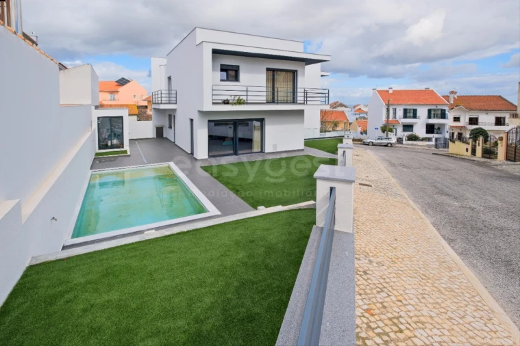 Moradia T4 para Venda em Camarate, Unhos e Apelação Foto 1