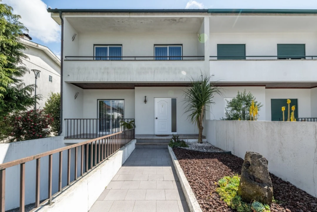 Moradia T3 para Venda em Carrazedo Foto 1