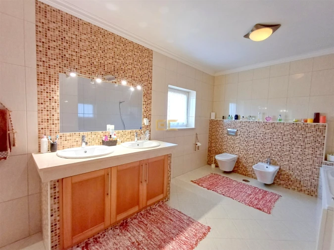 Moradia T4 para Venda em Tavarede Foto 26