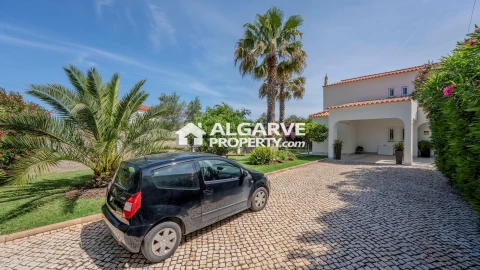Moradia T5 para Venda em Quarteira
