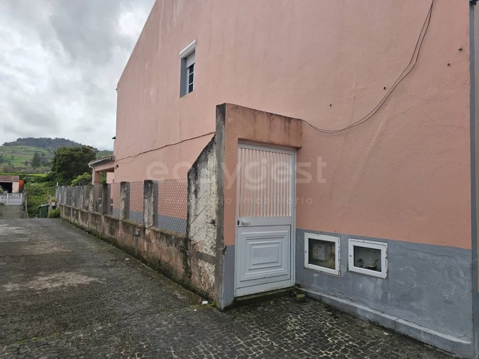 Moradia T2 para Venda em Capelas Foto 34