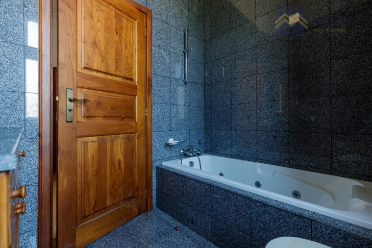 Moradia T6 para Venda em Abragão Foto 25