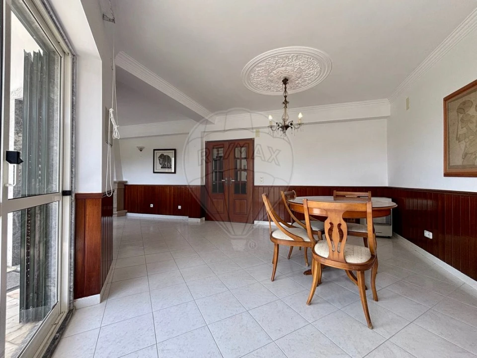 Moradia T4 para Venda em Carvoeira Foto 8