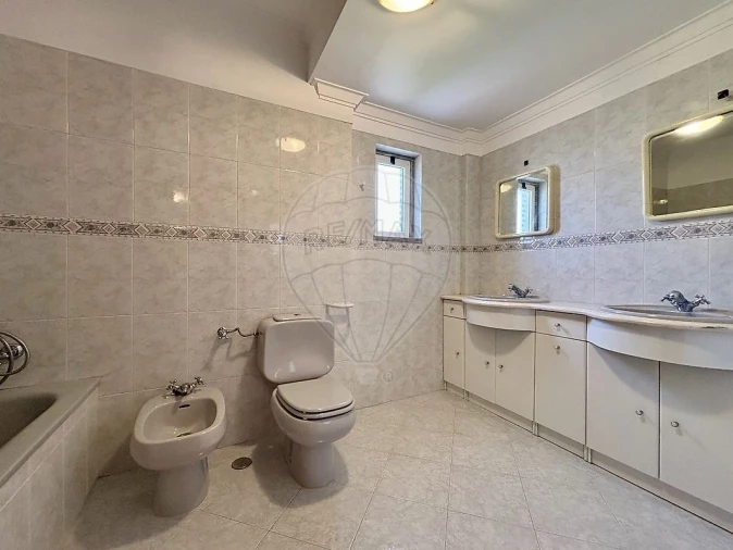 Moradia T4 para Venda em Carvoeira Foto 22