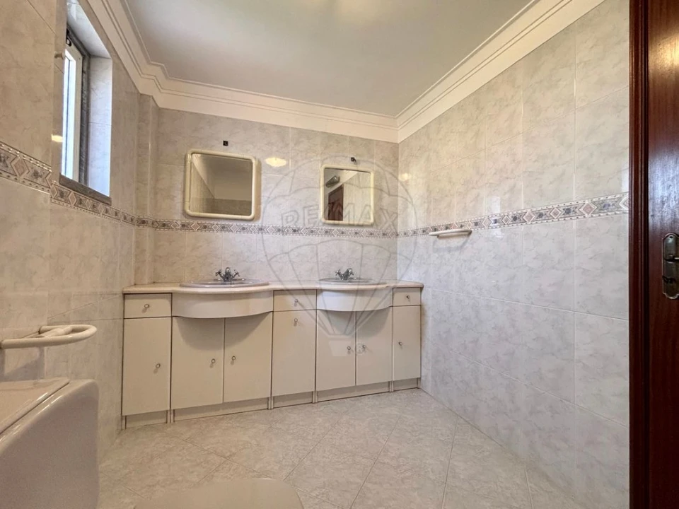 Moradia T4 para Venda em Carvoeira Foto 24