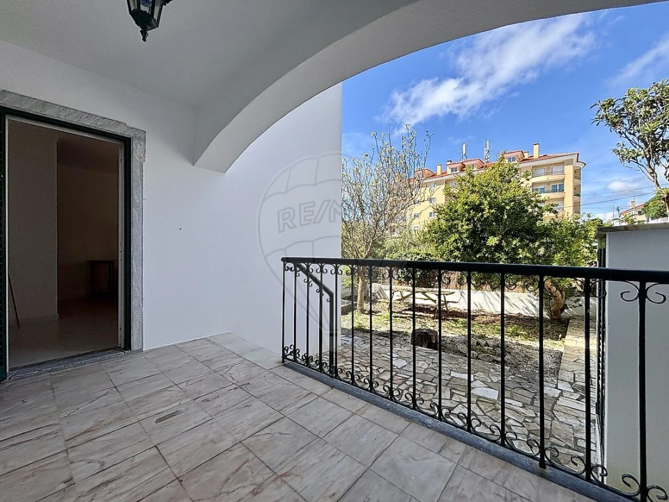 Moradia T4 para Venda em Carvoeira Foto 44