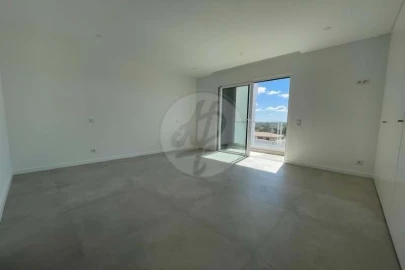 Moradia T4 para Venda em Mexilhoeira Grande