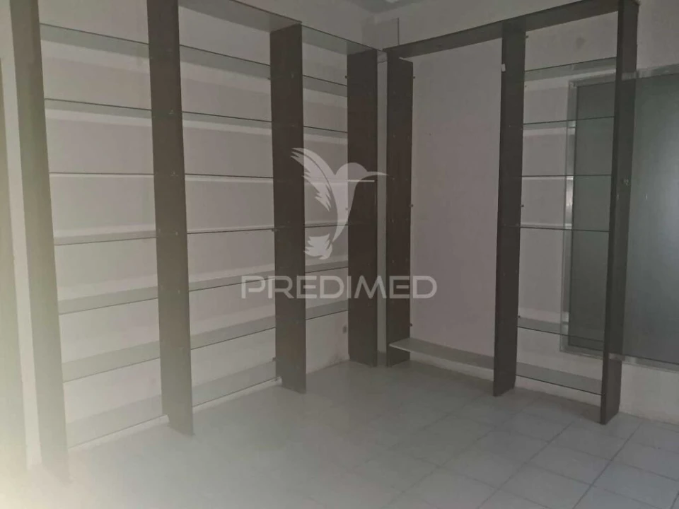 Loja para Venda em Almada, Cova da Piedade, Pragal e Cacilhas Foto 1