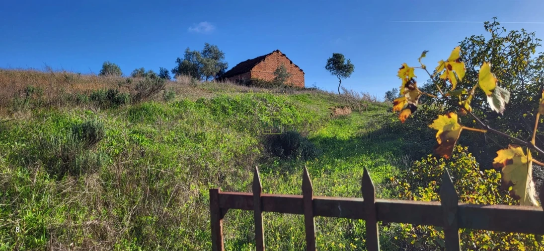 Terreno para Venda em Toulões Foto 1