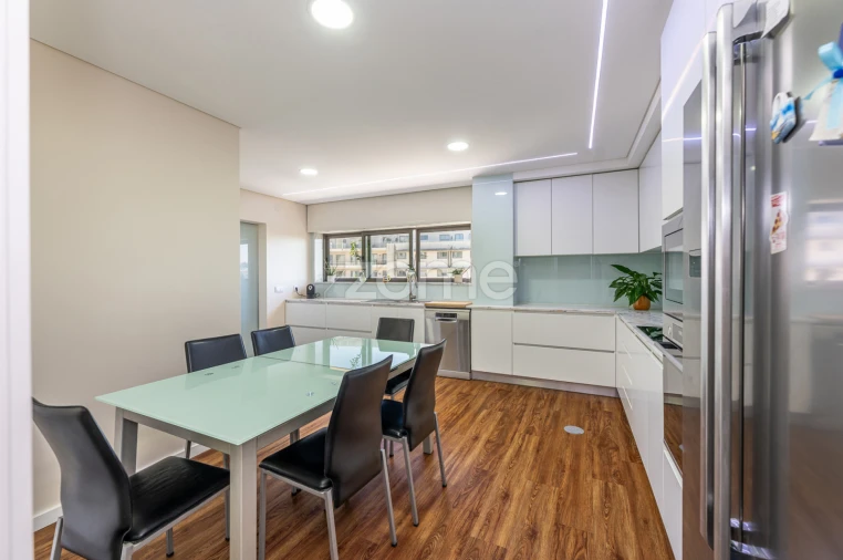 Apartamento T4 para Venda em Pedroso e Seixezelo