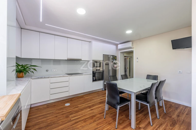 Apartamento T4 para Venda em Pedroso e Seixezelo Foto 7