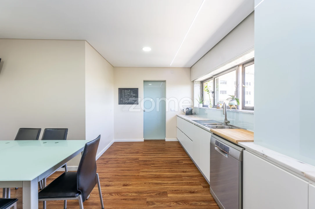 Apartamento T4 para Venda em Pedroso e Seixezelo Foto 9