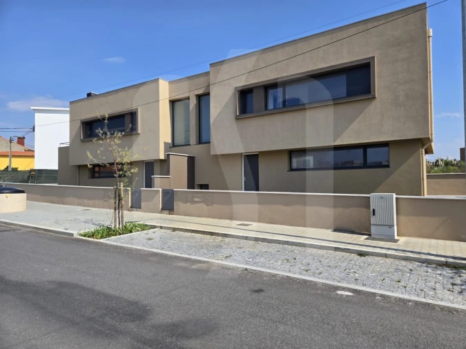 Moradia T3 para Venda em Madalena Foto 24