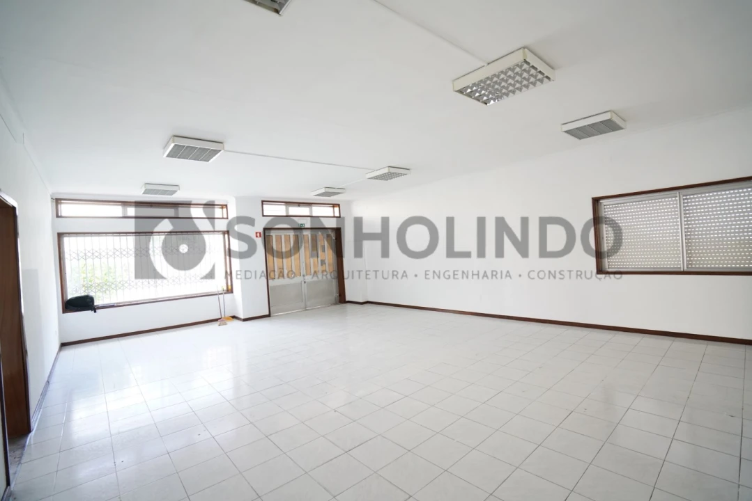 Loja para Arrendamento em Vila Nova da Telha Foto 2