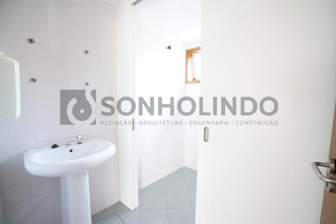 Loja para Arrendamento em Vila Nova da Telha Foto 8