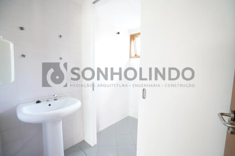 Loja para Arrendamento em Vila Nova da Telha Foto 8