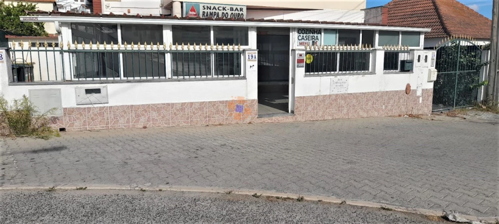 Negócio para Venda em Charneca de Caparica e Sobreda Foto 1