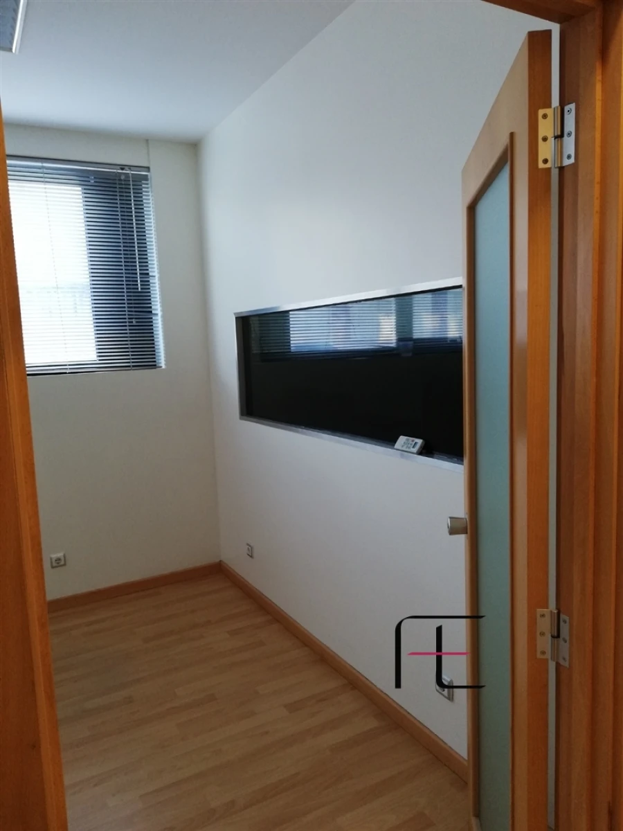 Armazém para Venda em Mafamude e Vilar do Paraíso Foto 16