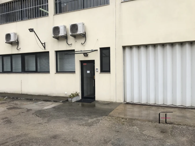 Armazém para Venda em Mafamude e Vilar do Paraíso