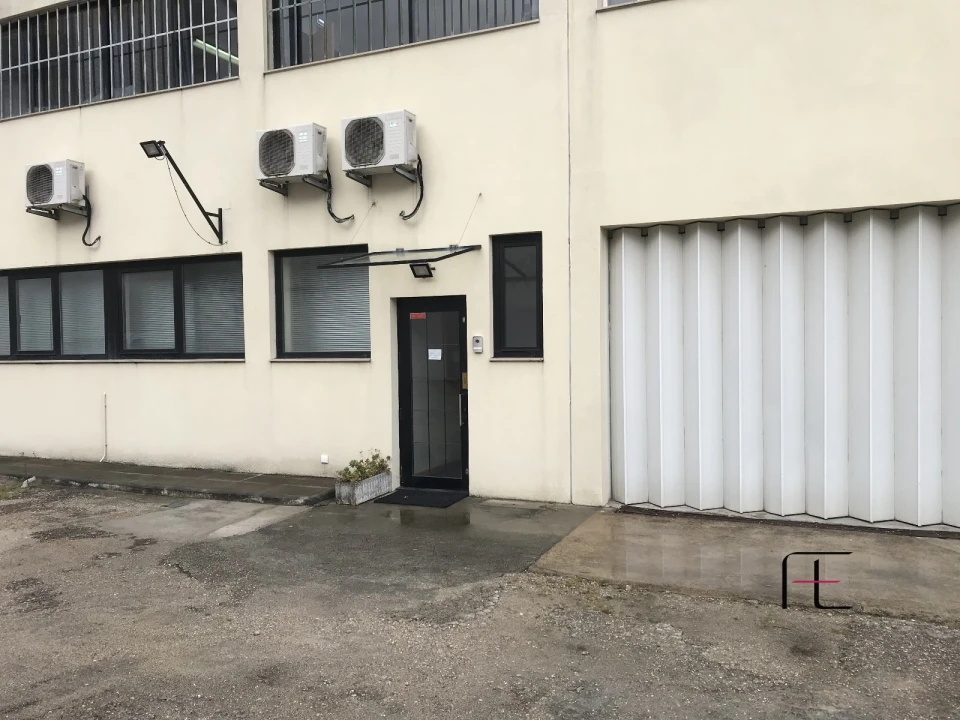 Armazém para Venda em Mafamude e Vilar do Paraíso Foto 1