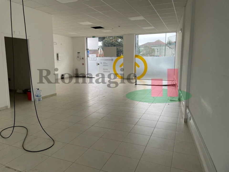 Loja para Arrendamento em Rio Maior Foto 8