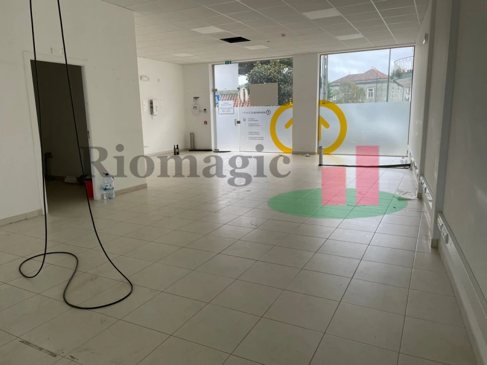 Loja para Arrendamento em Rio Maior Foto 9