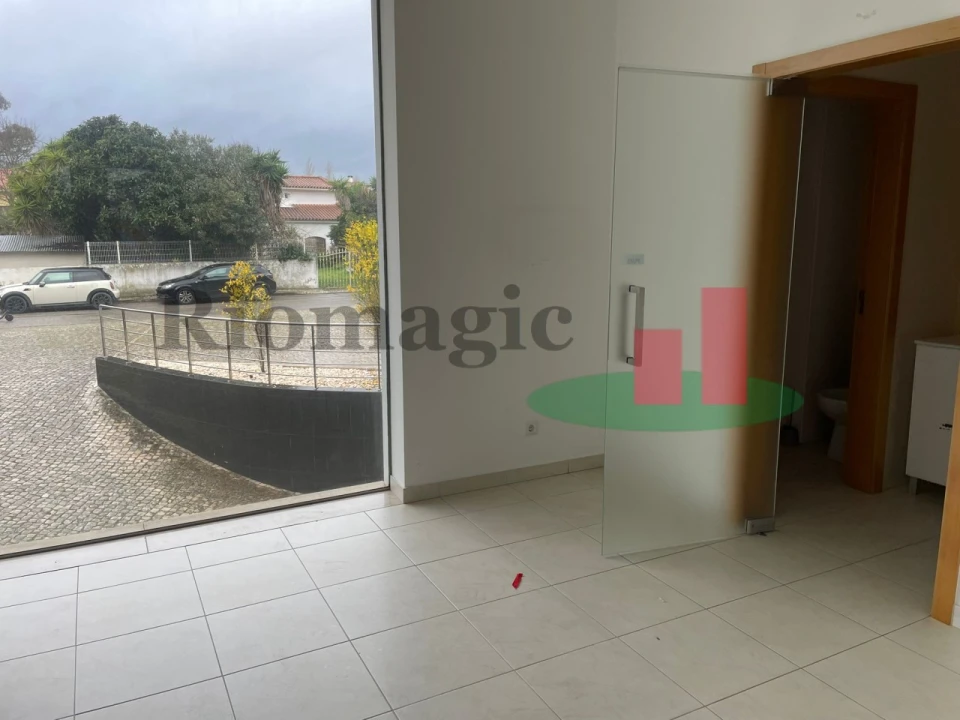 Loja para Arrendamento em Rio Maior Foto 17