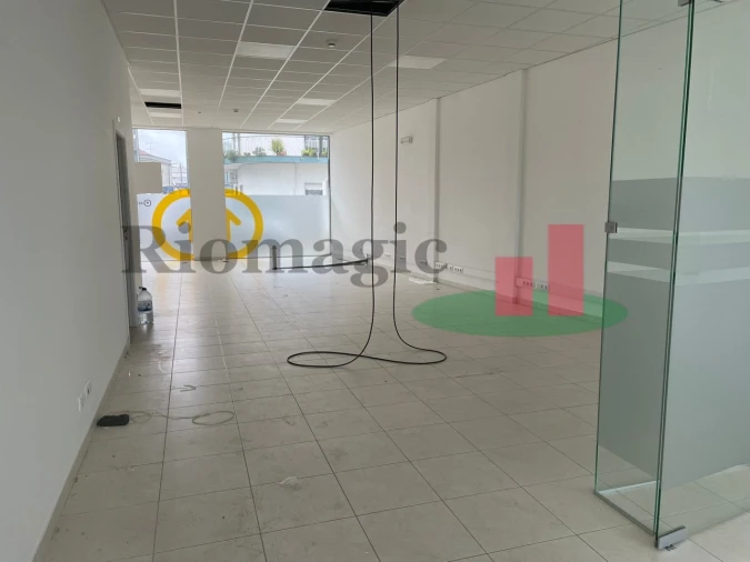 Loja para Arrendamento em Rio Maior Foto 7