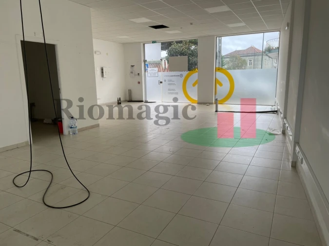 Loja para Arrendamento em Rio Maior Foto 9