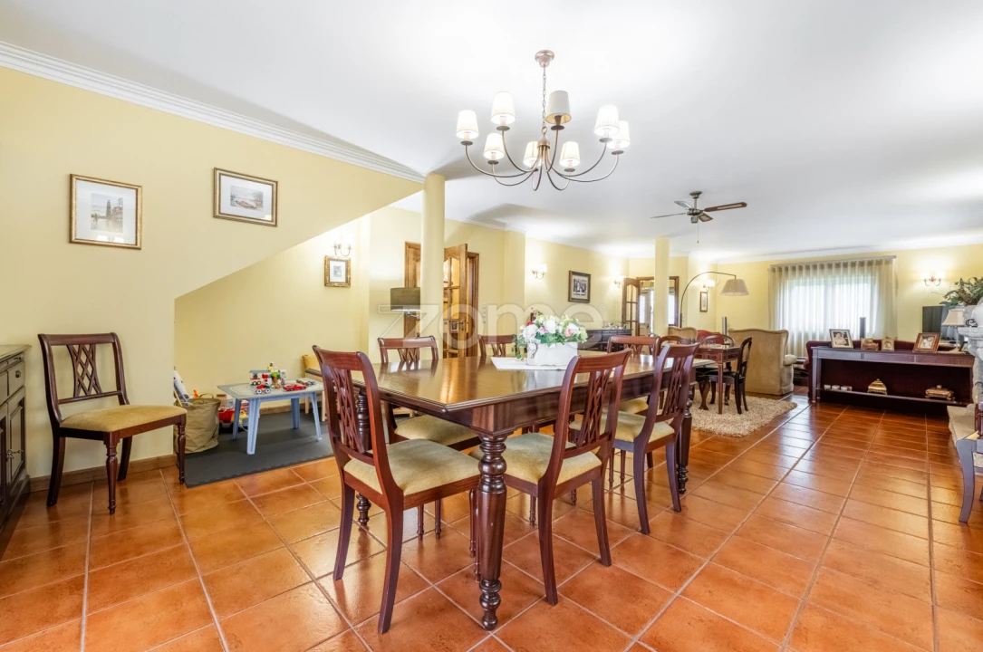 Moradia T4 para Venda em Serzedo e Perosinho Foto 1