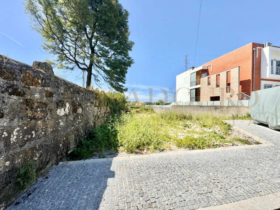 Terreno para Venda em Milheiros Foto 1