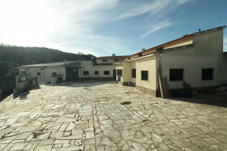 Moradia T4 para Venda em Venda do Pinheiro e Santo Estêvão das Galés Foto 1