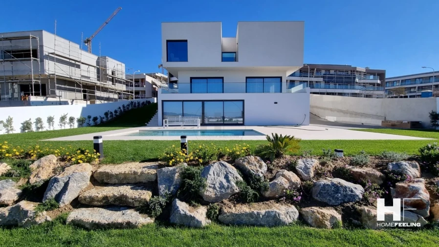 Moradia T4 para Venda em Carnaxide e Queijas Foto 1