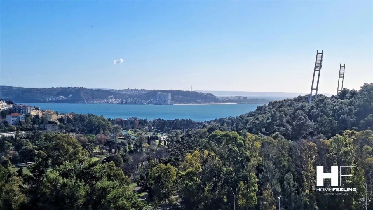 Moradia T5 para Venda em Carnaxide e Queijas Foto 2