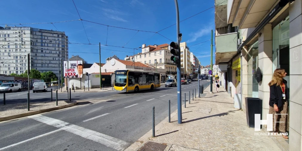 Loja para Arrendamento em Campolide Foto 2