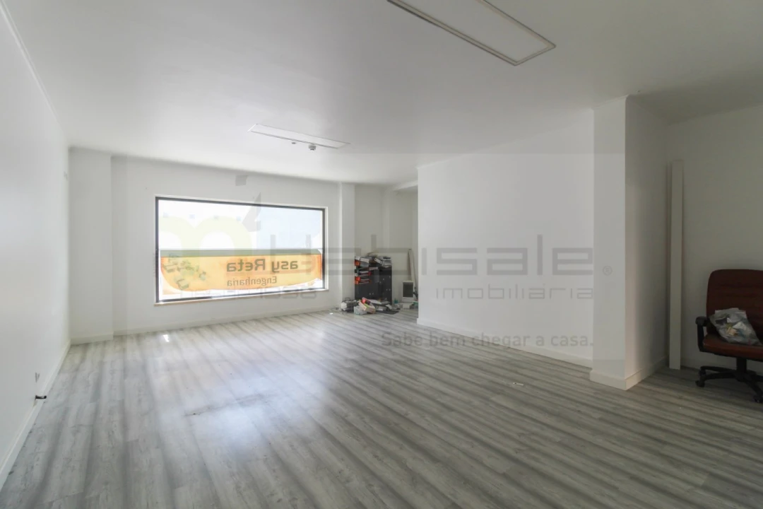 Loja para Venda em Santo António dos Cavaleiros e Frielas Foto 7