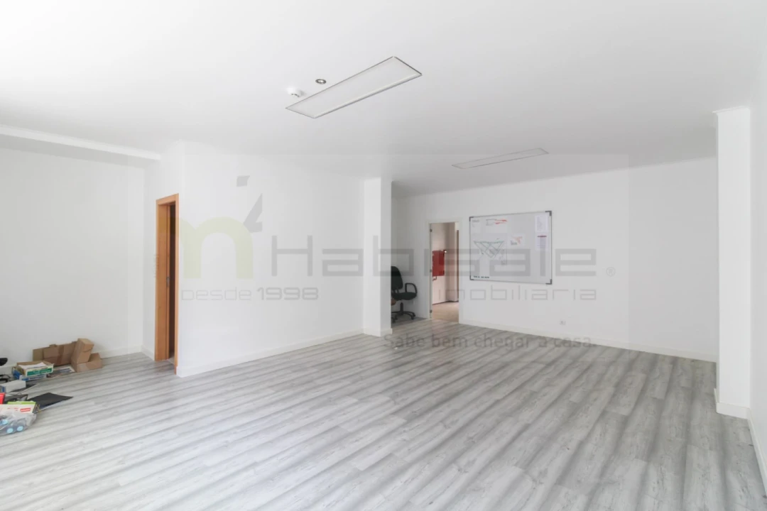 Loja para Venda em Santo António dos Cavaleiros e Frielas Foto 8