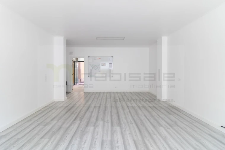 Loja para Venda em Santo António dos Cavaleiros e Frielas Foto 9