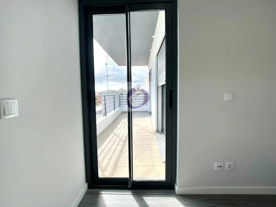 Apartamento T4 para Venda em Quelfes Foto 5