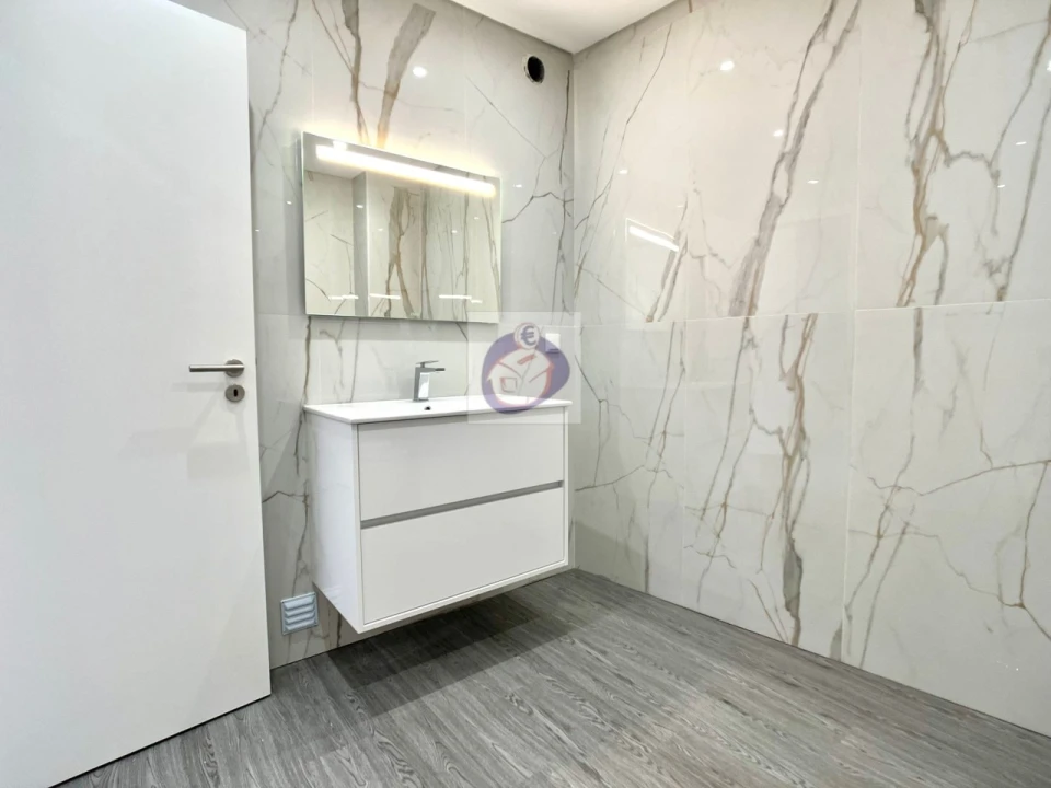 Apartamento T4 para Venda em Quelfes Foto 8