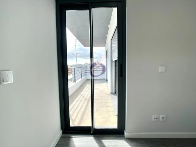 Apartamento T4 para Venda em Quelfes Foto 5
