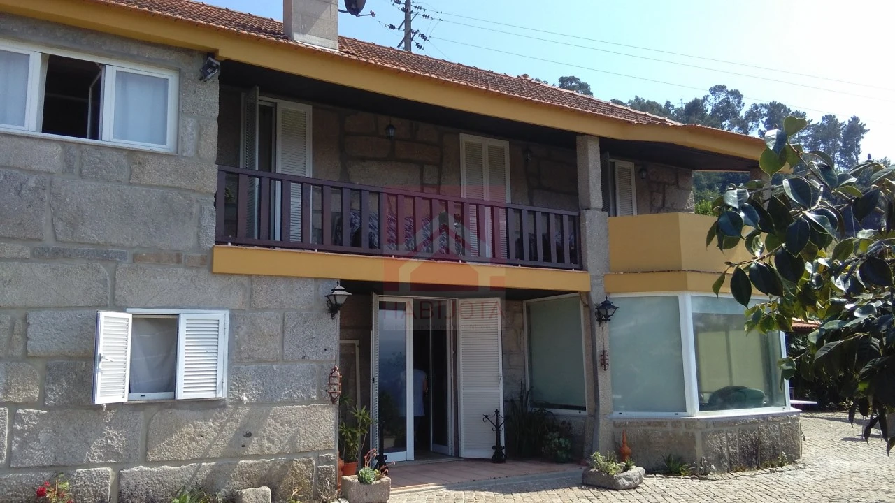 Moradia T4 para Venda em Souselo Foto 3