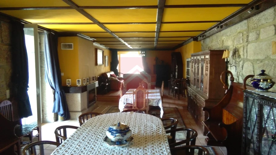 Moradia T4 para Venda em Souselo Foto 8