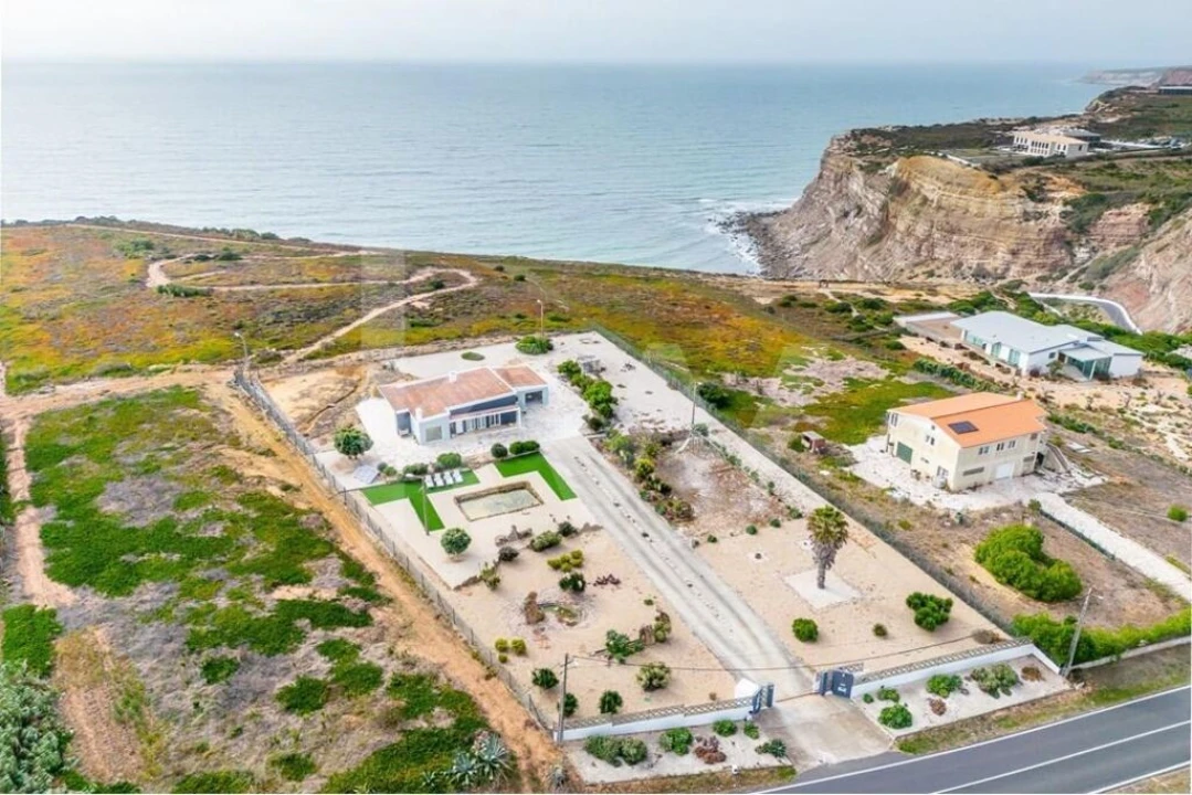 Moradia T2 para Venda em Encarnação Foto 1