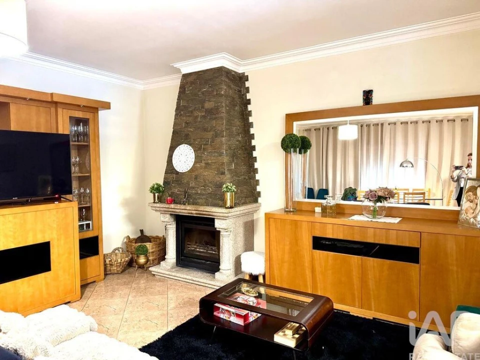 Moradia T4 para Venda em Navió e Vitorino dos Piães Foto 1