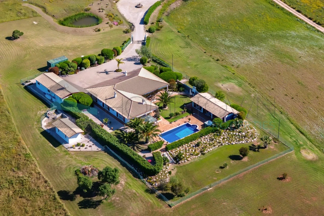 Moradia T4 para Venda em Bensafrim e Barão de São João Foto 2