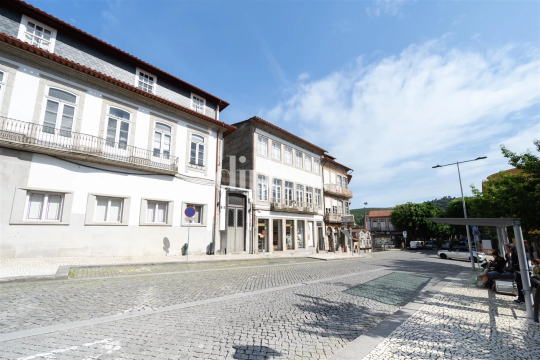 Prédio para Venda em Oliveira, São Paio e São Sebastião Foto 4