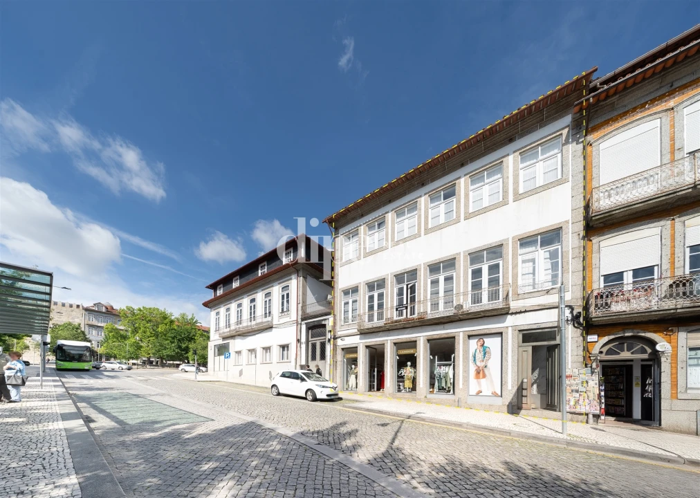 Prédio para Venda em Oliveira, São Paio e São Sebastião Foto 3