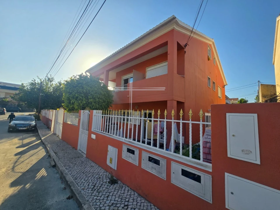 Moradia T4 para Venda em Charneca de Caparica e Sobreda Foto 2