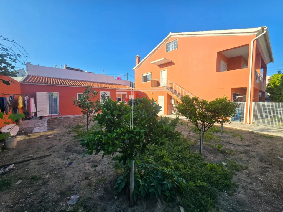 Moradia T4 para Venda em Charneca de Caparica e Sobreda Foto 1